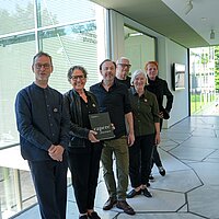 Gruppenbild Buchvorstellung, von links: Bernhard Friese (Architektur-Fotograf), Bürgermeisterin Sibylle Schüssler, Andreas Ochs (Gestaltung), Ernst Gärtner (Herstellung) sowie Edith Kopf und Mark-Tell Feltl (beide Redaktion), stellen das Buch ‚capere pforzheim‘ vor. 