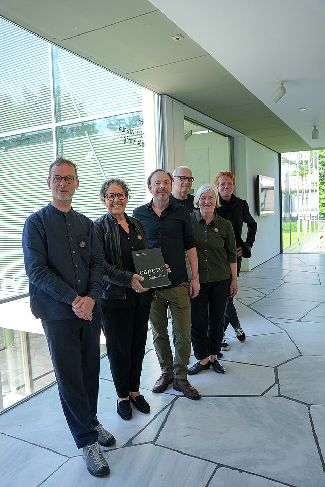 Gruppenbild Buchvorstellung, von links: Bernhard Friese (Architektur-Fotograf), Bürgermeisterin Sibylle Schüssler, Andreas Ochs (Gestaltung), Ernst Gärtner (Herstellung) sowie Edith Kopf und Mark-Tell Feltl (beide Redaktion), stellen das Buch ‚capere pforzheim‘ vor. 