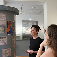 Kuratorin Christina Klittich inmitten der Ausstellung