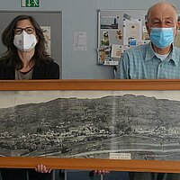 Christian Claudel (Les Amis de Pforzheim) und Archivleiterin Klara Deecke