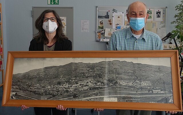 Christian Claudel (Les Amis de Pforzheim) und Archivleiterin Klara Deecke
