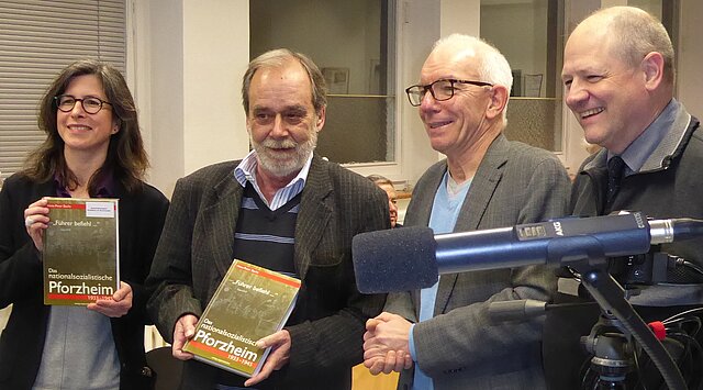 Dr. Christoph Mährlein (Kooperationspartner Löbliche Singergesellschaft von 1501), Kai Adam (Förderverein für das Stadtarchiv e. V.), Prof. Dr. Hans-Peter Becht (Referent) und Dr. Klara Deecke (Leiterin des Stadtarchivs) (v.r.n.l.)