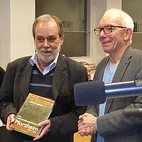 Dr. Christoph Mährlein (Kooperationspartner Löbliche Singergesellschaft von 1501), Kai Adam (Förderverein für das Stadtarchiv e. V.), Prof. Dr. Hans-Peter Becht (Referent) und Dr. Klara Deecke (Leiterin des Stadtarchivs) (v.r.n.l.)