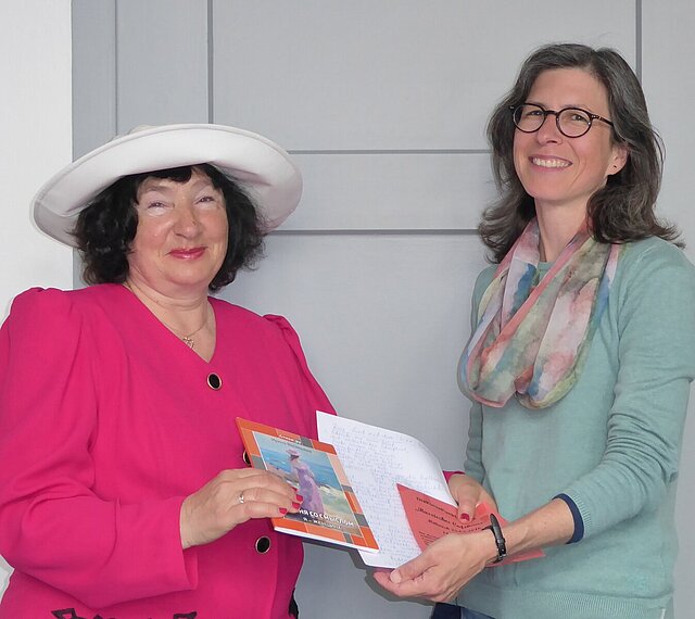 Aus Erinnerungen wird Stadtgeschichte: Irina Kozlova (l.) übergibt Archivleiterin Dr. Klara Deecke persönliche Unterlagen, nachdem sie ihre Lebensgeschichte für das Stadtarchiv aufgeschrieben hat (Foto: Stadt Pforzheim, Andrea Binz-Rudek)