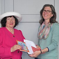 Aus Erinnerungen wird Stadtgeschichte: Irina Kozlova (l.) übergibt Archivleiterin Dr. Klara Deecke persönliche Unterlagen, nachdem sie ihre Lebensgeschichte für das Stadtarchiv aufgeschrieben hat (Foto: Stadt Pforzheim, Andrea Binz-Rudek)