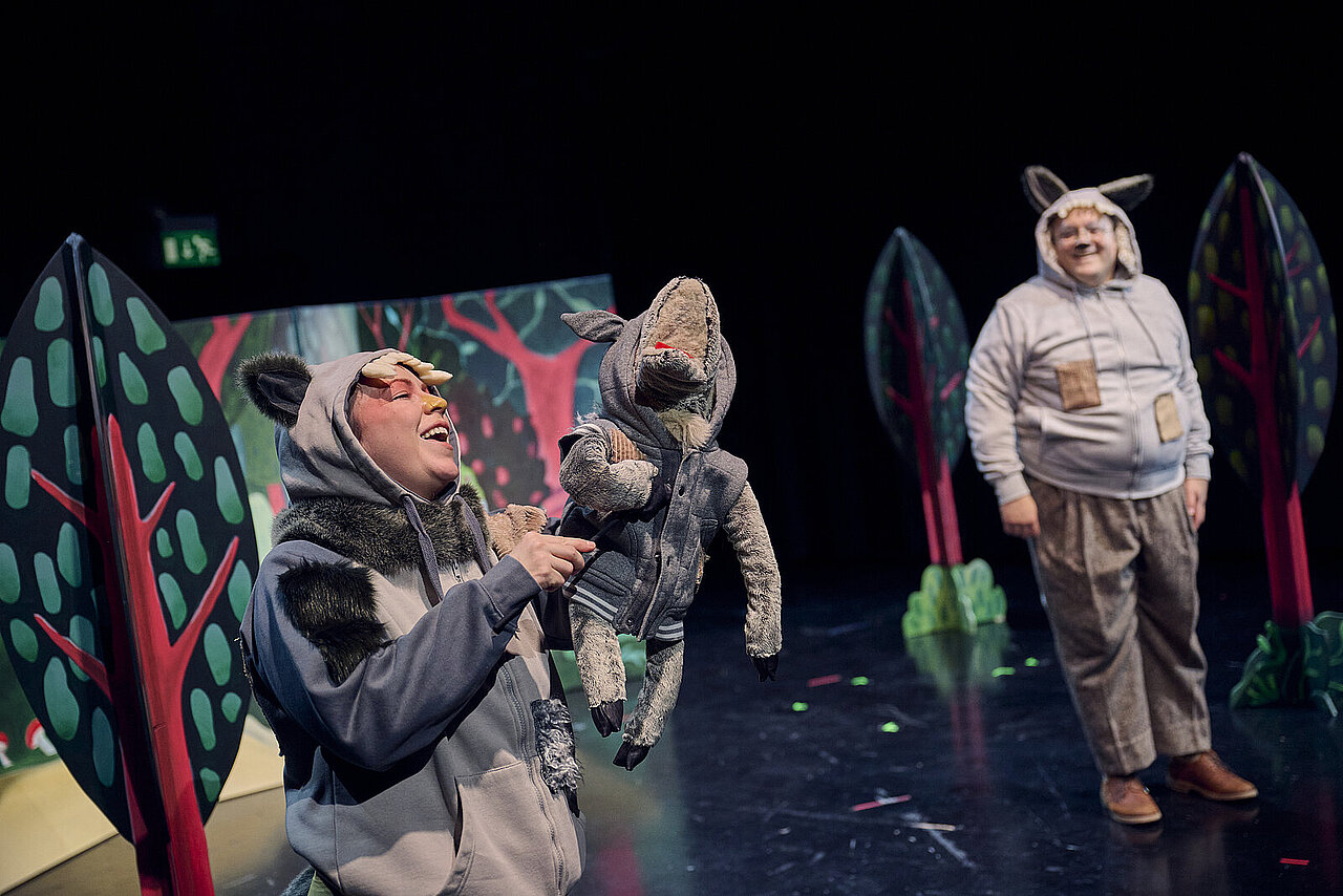 Der Wolfspelz zeigt eine Szene aus "Der Wolfspelz" - copyright: Theater Pforzheim - Ersteller: MARTIN SIGMUND