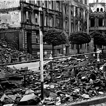 Schwarz-weiß-Foto von 1945:  Der durch den Luftangriff zerstörte nordöstliche Gebäudeflügel der Firma Kollmar & Jourdan. - copyright:unbekannt