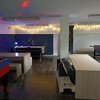 Schülercafe in der Inselwerkrealschule mit Tischkicker - copyright:Stadt Pforzheim