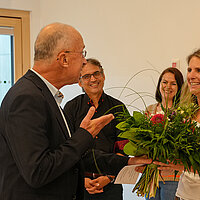 Auf dem Bild ist zu sehen, wie Bürgermeister Frank Fillbrunn der Kita-Leiterin Katja Diesner.