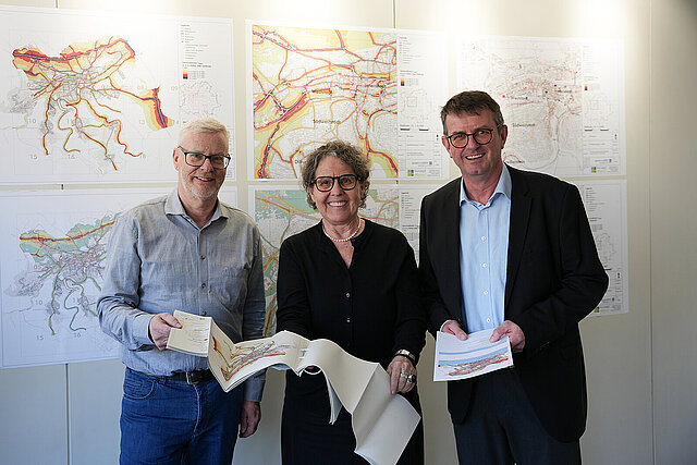 Armin Aydt, Leiter Amt für Umweltschutz, Bürgermeisterin Sibylle Schüssler und Martin Reichert von MODUS CONSULT GERICKE GmbH & Co. KG (von links) stellen die Lärmkartierung 2023 vor.