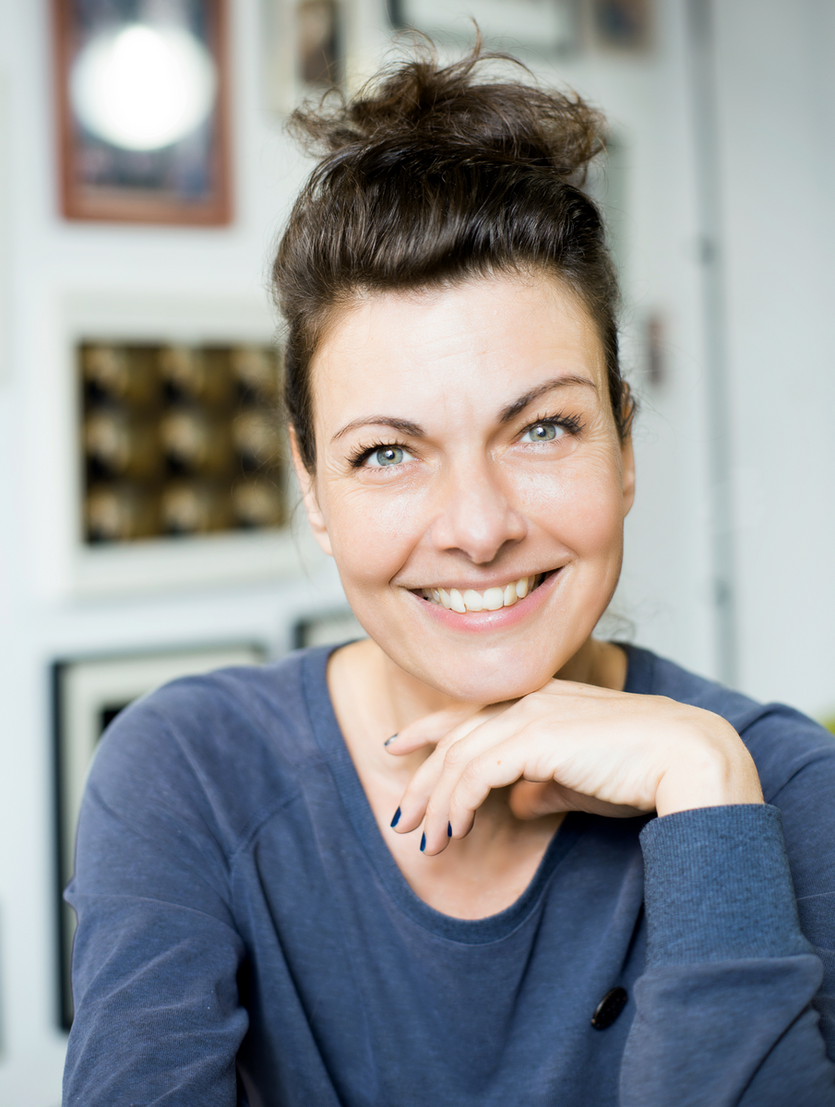 Porträtfoto einer Frau mit dunklen Haaren  zu einem Zopf gebunden. - copyright: Rüdiger Wenig - Ersteller: Rüdiger Wenig