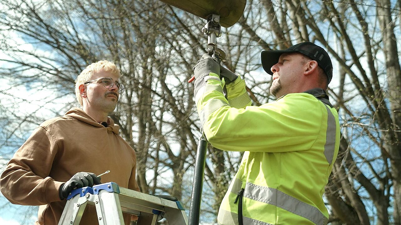 Undercover Boss Timo und Axel auf einer Drehleiter beim Bäumeschneiden - copyright:RTL