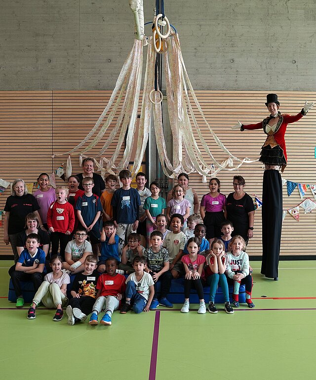 Die jungen Artisten der Nordstadtschule mit ihren Betreuerinnen und Zirkuspädagogin Jennifer Ochs (rechts auf Stelzen).