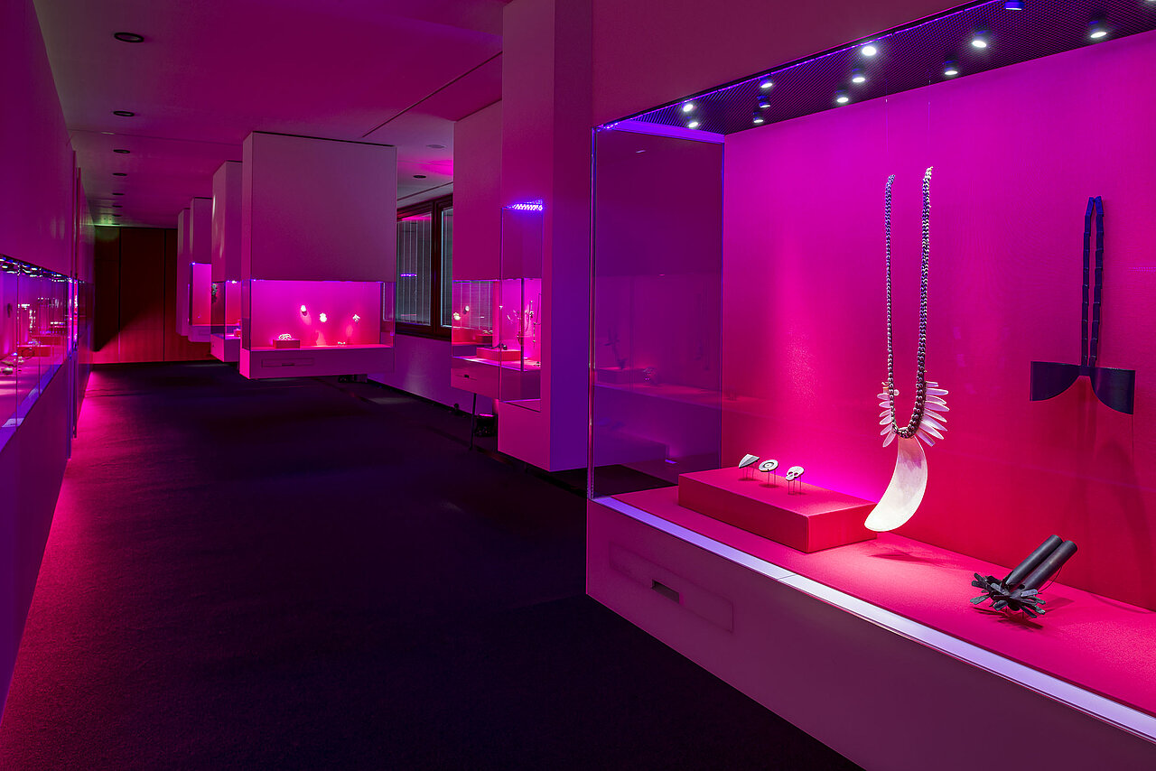 Blick in die Ausstellung "Pretty on Pink", (c) SMP, Foto Winfried Reinhardt - copyright:Veröffentlichung nur nach vorheriger Absprache, gegen Honorar und Belegexemplar

Foto und Copyright: Winfried Reinhardt
Klinglesweg 1
75228 Ispringen
info@reinhardt-fotografie.de
(0049)07231 - 984123

bzw.
Schmuckmuseum 
Jahnstraße 42  75172 Pforzheim
(0049)07231 392126