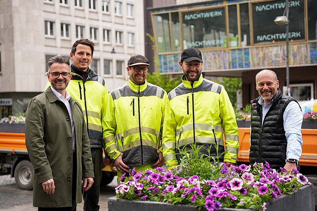 Oberbürgermeister Peter Boch freut sich gemeinsam mit Florian Schmauder, Lars Knapp, Patric Reubelt und Jens Hartmann (alle Technische Dienste) über die neuen und bunt bepflanzten Blumengefäße am Leopoldplatz.