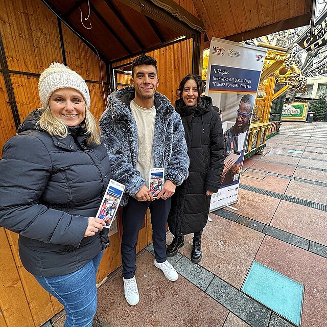 Auf dem Bild sehen Sie die Projektmitarbeiterinnen Frau Fabiana Reinhardt und Frau Hannah Dittrich zusammen mit einem NIFAplus Projektteilnehmer. - copyright:Hannah Dittrich 