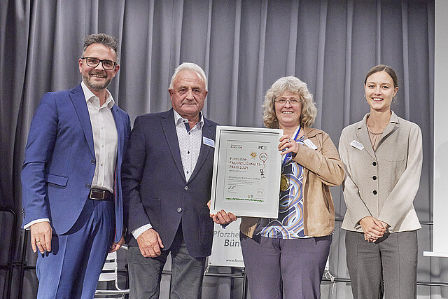 Vergabe der Familienfreundlichkeitspreise 2024 der Stadt Pforzheim im Bürgerhaus Buckenberg-Haidach. In der Kategorie Organisationen teieln sich die Ludothek und die Sterneninsel den Preis. In der Kategorie Einzelpersonen wird das Ehepaar Brigitte und Ka - copyright:Tilo Keller