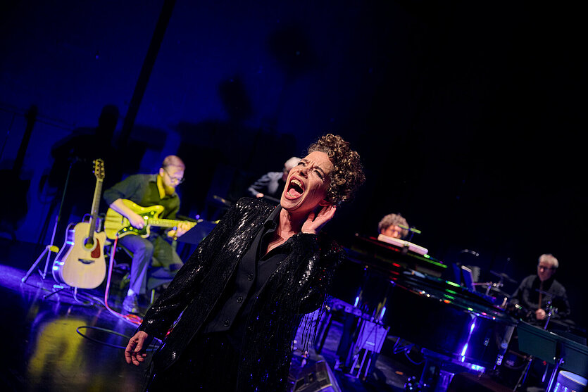 Lilian Huynen singt kraftvoll - copyright: Theater Pforzheim - Ersteller: MARTIN SIGMUND