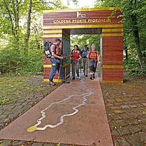 Farbfoto: Wanderer stehen an der Goldenen Pforte am Kupferhammer. - copyright:Günter Beck