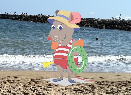 Foto eines Strandes mit einer illustrierten Maus in Badesachen - copyright:Stadtbibliothek Pforzheim