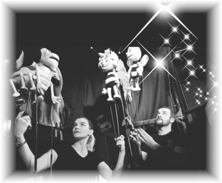 Zwei Personen führen auf einer Bühne mehrere Marionetten in Bienenkostümen. - copyright: Das Berliner Puppentheater - Ersteller: Das Berliner Puppentheater
