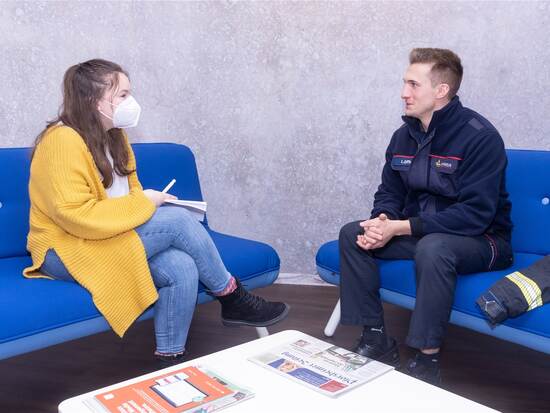 Interview Pforzheimer Zeitung und Brandmeister der Berufsfeuerwehr Pforzheim - copyright:Moritz, Pforzheimer Zeitung