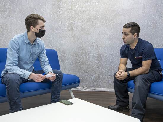 Interview Pforzheimer Zeitung und Brandmeister der Berufsfeuerwehr Pforzheim - copyright:PZ, Meyer