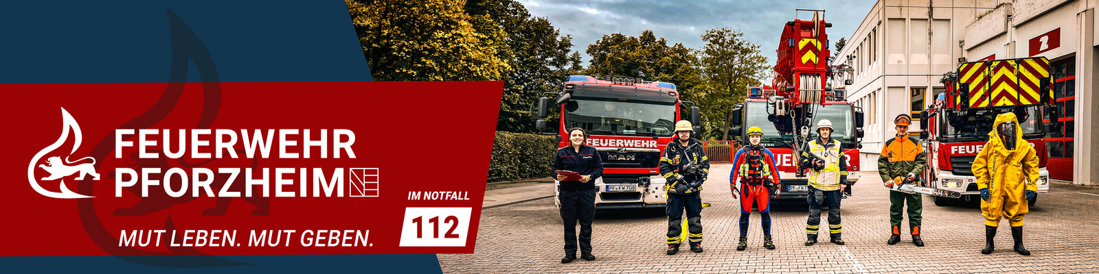 Mehrere Feuerwehrleute stehen in Reihe vor einigen Fahrzeugen der Feuerwehr Pforzheim - copyright:Feuerwehr Pforzheim
