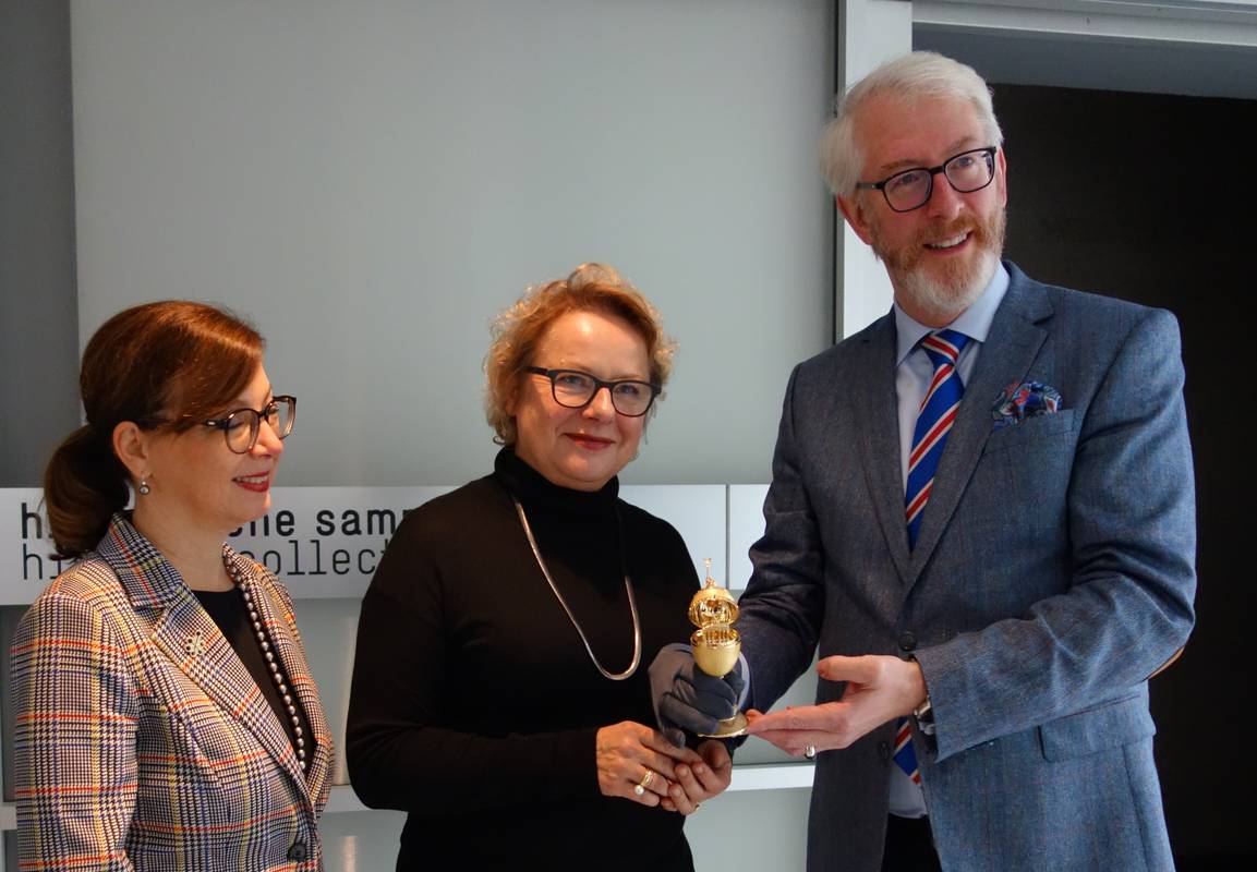 Übergabe des »Brandenburger-Tor-Eis« von Silke und Georg Leicht, Juwelier Leicht, an Museumsleiterin Cornelie Holzach (Mitte)